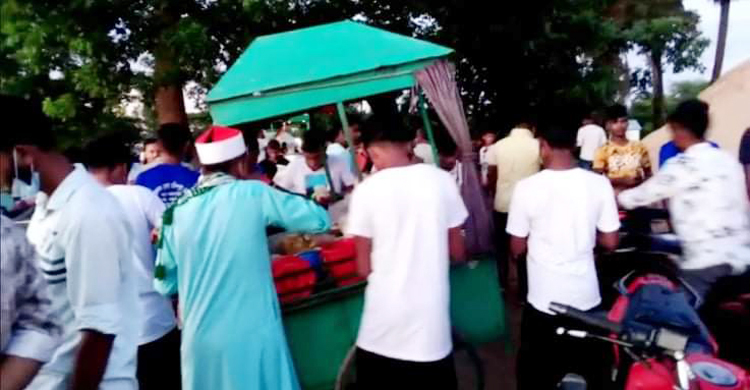 মেঘনার পাড়ে ঘুরতে আসা মানুষের ঢল, স্বাস্থ্যবিধি উপেক্ষিত