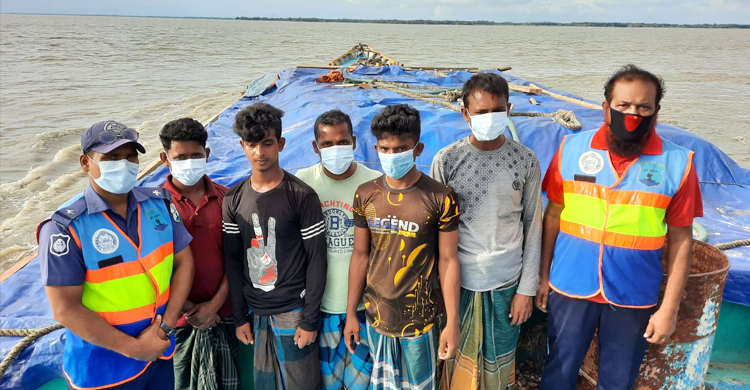 ৯৯৯-এ ফোনে ডুবন্ত নৌকা থেকে পাঁচ শ্রমিককে জীবিত উদ্ধার