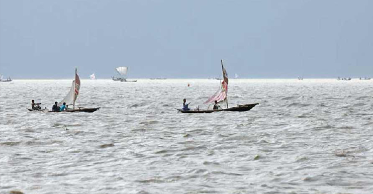 মেঘনায় যাত্রীবাহী লঞ্চের ধাক্কায় ট্রলারডুবি