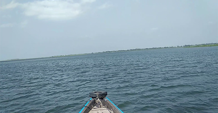 মেঘনায় চাল ও গ্যাস সিলিন্ডার নিয়ে ট্রলারডুবি