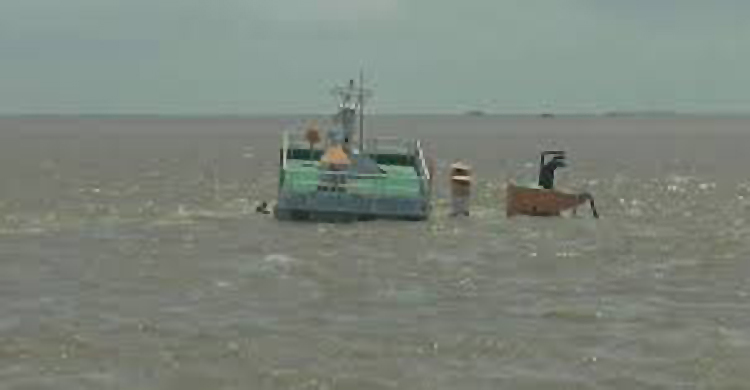 মেঘনায় জাহাজডুবি, দুই ক্রু নিখোঁজ