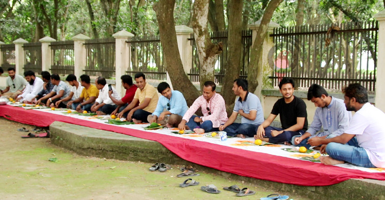 ঐতিহ্য ফেরাতে কলাপাতায় দইচিড়ার উৎসব