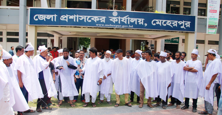 মেহেরপুরে কাফনের কাপড় পরে ব্যবসায়ীদের প্রতিবাদ