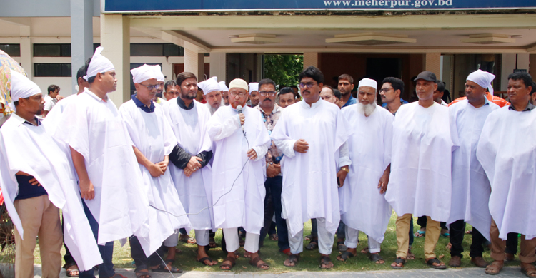 মেহেরপুরে কাফনের কাপড় পরে ব্যবসায়ীদের প্রতিবাদ