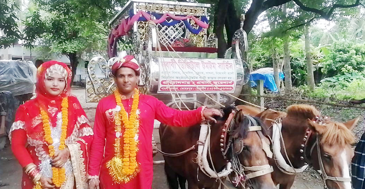 টমটমে চড়ে বিয়ে করতে এলেন বর, কনেকে নিয়ে ঘুরলেন ৭ গ্রাম