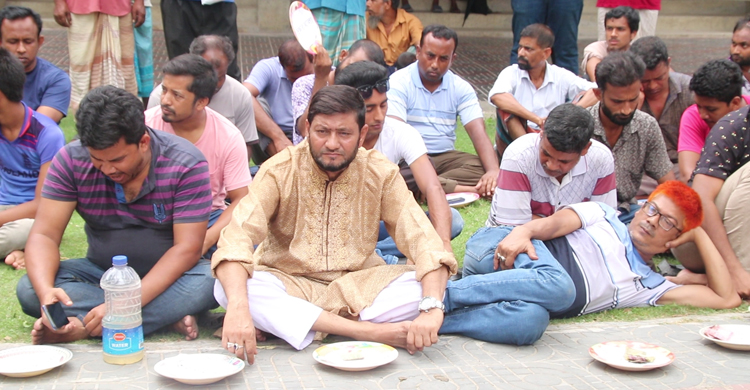 মেহেরপুরে উচ্ছেদের প্রতিবাদে ভিক্ষার থালা হাতে ব্যবসায়ীরা