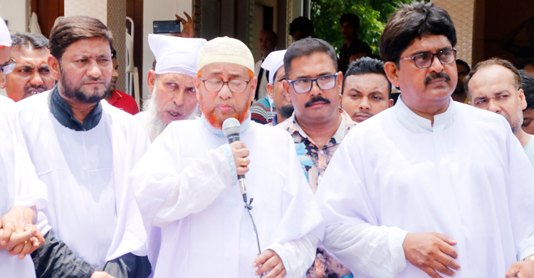 মেহেরপুরে কাফনের কাপড় পরে ব্যবসায়ীদের প্রতিবাদ