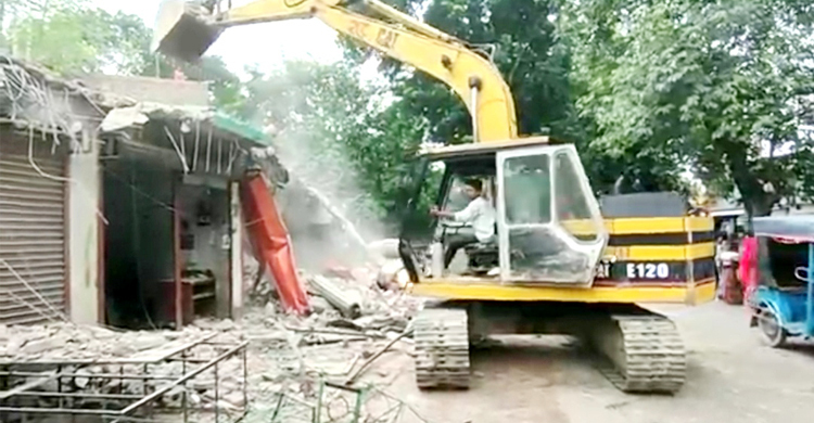 মেহেরপুরে উচ্ছেদ অভিযান, ব্যবসায়ীদের সড়ক অবরোধ