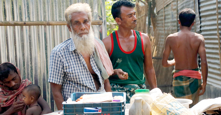 ‘চাল কিনতে গেলে সবজি কেনার টাকা থাকে না’