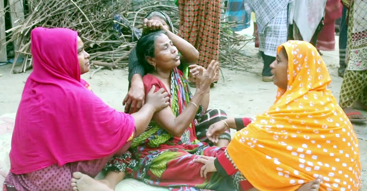 গভীর রাতে গৃহবধূকে কুপিয়ে হত্যা