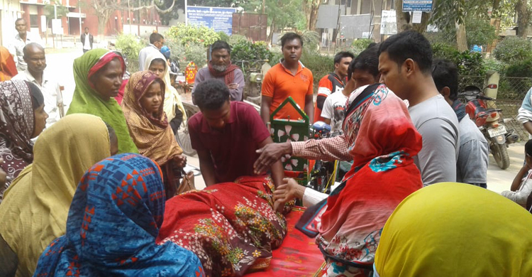 বাড়িতে হৃদরোগে আক্রান্ত, হাসপাতালে নেয়ার পথে ট্রলি উল্টে নিহত