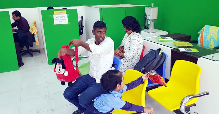 বাণিজ্য মেলায় ফ্রি চিকিৎসা দিচ্ছে ইবনে সিনা