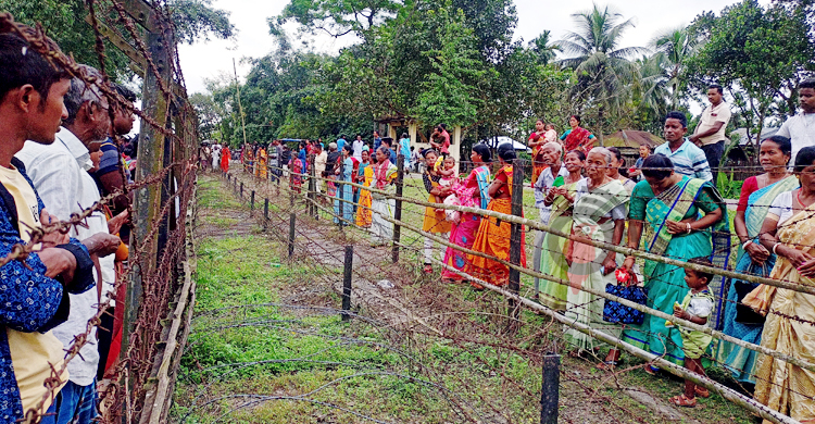 মাঝে কাঁটাতারের বেড়া, পাশে দুই বাংলার স্বজনরা