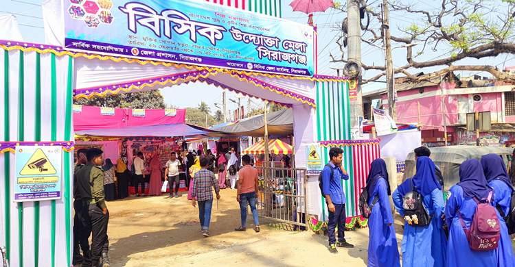সিরাজগঞ্জে জমে উঠেছে বিসিক উদ্যোক্তা মেলা