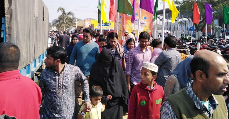 মেলায় একদিনেই এক লাখ দর্শনার্থী
