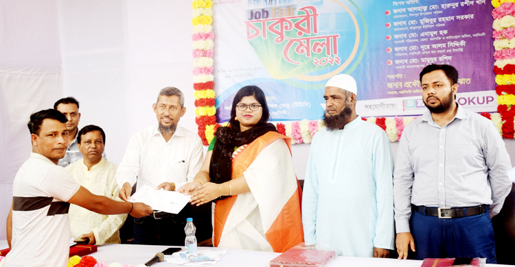 নরসিংদীতে মেলার প্রথমদিনে চাকরি পেলেন শতাধিক তরুণ-তরুণী