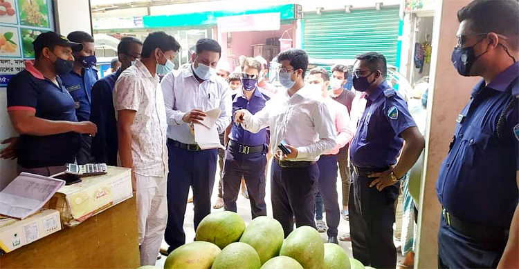 চাঁদপুরে অতিরিক্ত দামে তরমুজ বিক্রি করায় ৩ ব্যবসায়ীকে জরিমানা