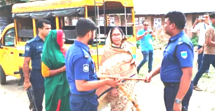 কেন্দ্রে নৌকায় ভোট দিতে চাপের অভিযোগে নারী মেম্বার আটক