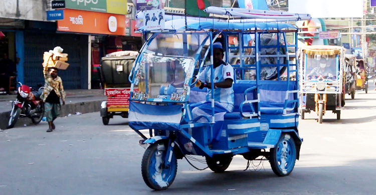 মুন্সিগঞ্জে পথে পথে ঘুরছে ‘মেসি রিকশাওয়ালা পরিবহন’