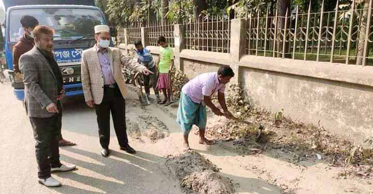 পরিষ্কার-পরিচ্ছন্নতা অভিযানে নেতৃত্ব দিলেন মেয়র
