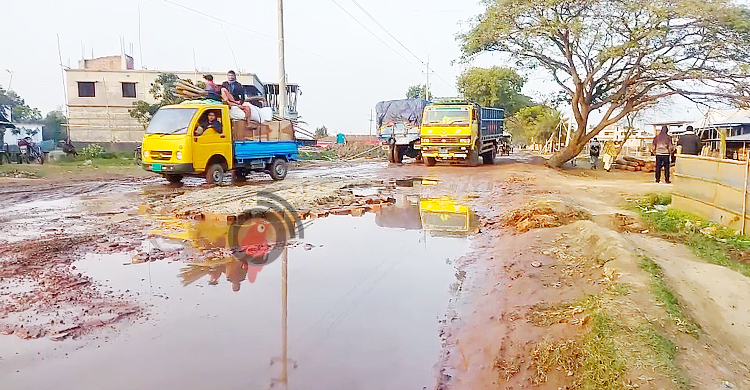 মেহেরপুর-কুষ্টিয়া সড়কের ৩২ কিমি যেন গলার কাটা