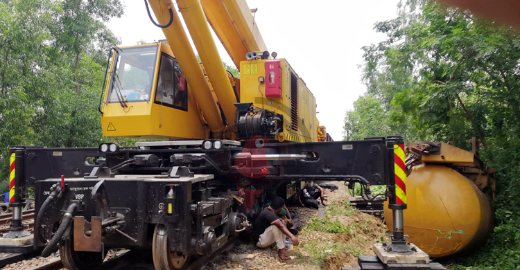 ২৩ ঘণ্টা পর তেলবাহী ট্রেনের ইঞ্জিন উদ্ধার