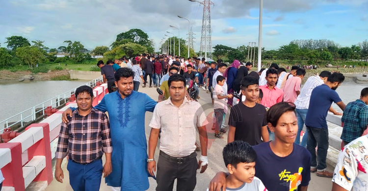 মিরসরাইয়ের মুহুরী প্রজেক্টে মানুষের ঢল