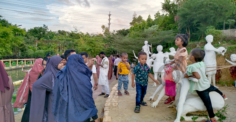 দর্শনার্থীর ঢল আরশিনগরে