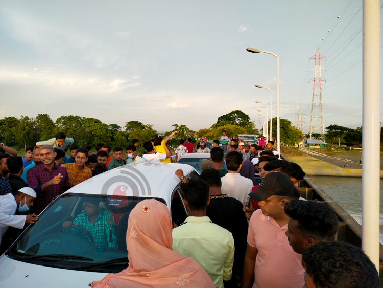 মিরসরাইয়ের মুহুরী প্রজেক্টে মানুষের ঢল