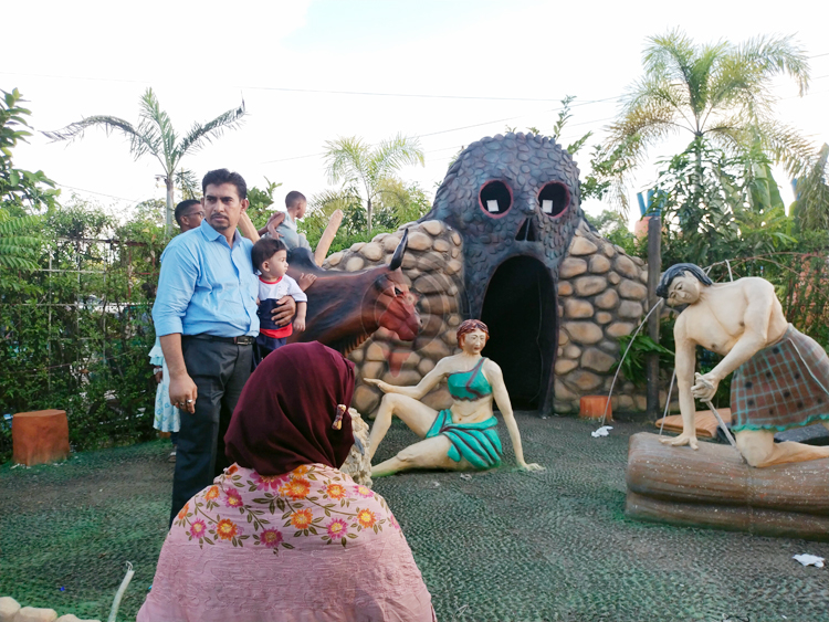 দর্শনার্থীর ঢল আরশিনগরে