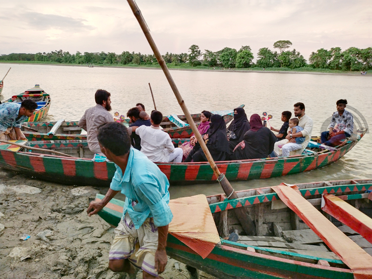মিরসরাইয়ের মুহুরী প্রজেক্টে মানুষের ঢল
