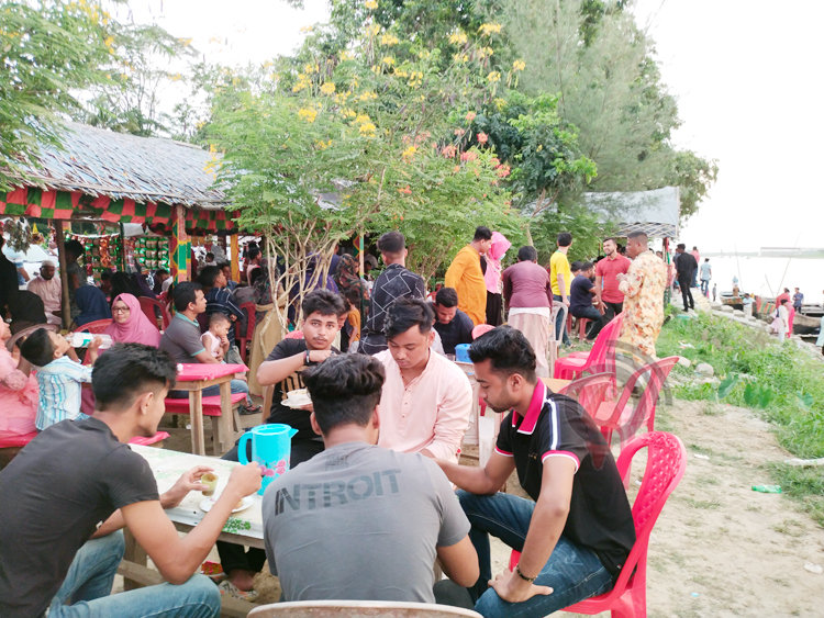 মিরসরাইয়ের মুহুরী প্রজেক্টে মানুষের ঢল