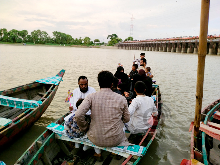 মিরসরাইয়ের মুহুরী প্রজেক্টে মানুষের ঢল