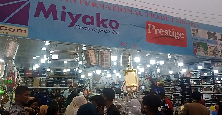 মিয়াকোর প্যাভিলিয়নে ক্রেতাদের ভিড়