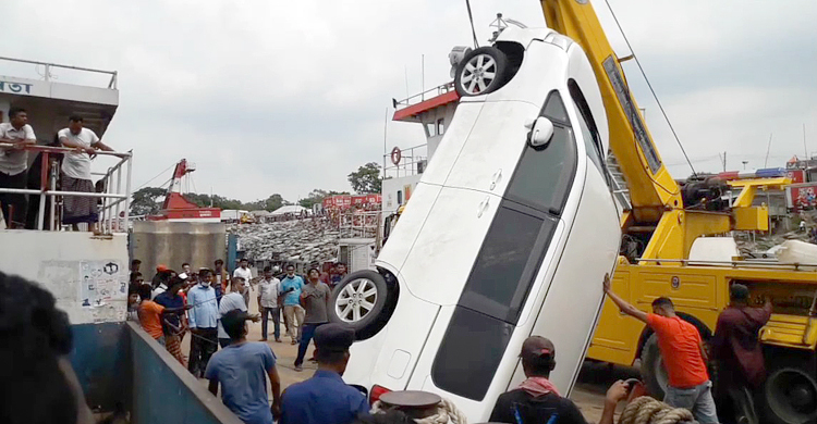 ঝড়ে পন্টুন থেকে নদীতে পড়া সেই মাইক্রো উদ্ধার, এখনও নিখোঁজ চালক