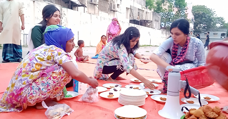 মাইকে ডেকে দুস্থদের খাওয়ানো হচ্ছে ইফতার