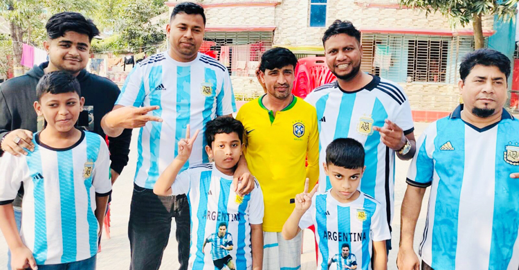 দুধ দিয়ে গোসল করে ব্রাজিল সমর্থকের আর্জেন্টিনায় যোগদান