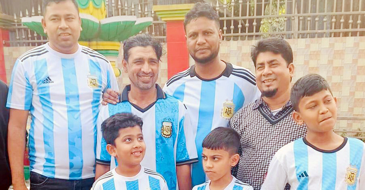 দুধ দিয়ে গোসল করে ব্রাজিল সমর্থকের আর্জেন্টিনায় যোগদান