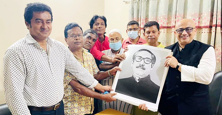 নির্বাচনী এলাকায় বঙ্গবন্ধুর ছবি বিতরণ করলেন তথ্য প্রতিমন্ত্রী