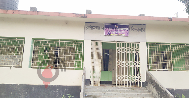 নারায়ণগঞ্জে অনেক স্কুলে নেই শহীদ মিনার, চেয়ারম্যান বললেন, করে দেব