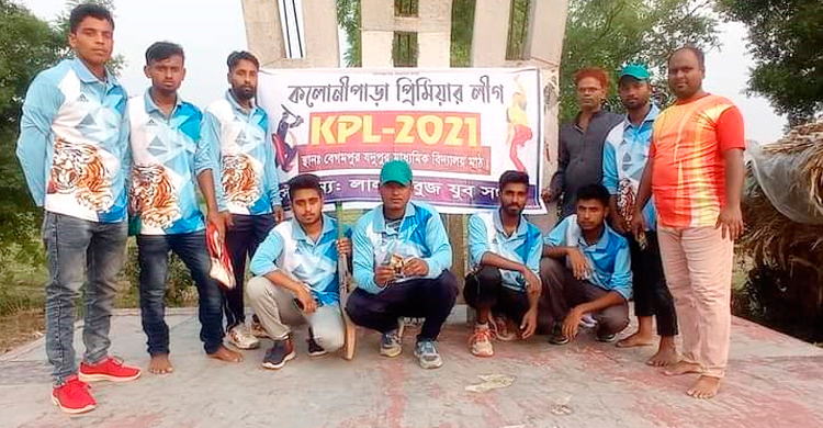 চুয়াডাঙ্গায় শহীদ মিনারে জুতা পায়ে পুরস্কার বিতরণ