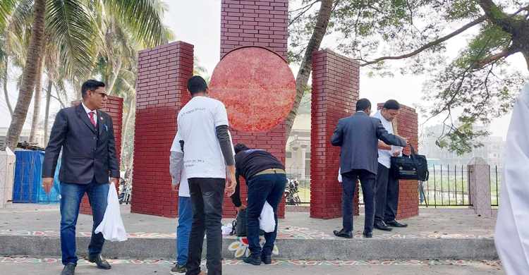 সমাজসেবা দিবসের অনুষ্ঠানে জুতা পায়ে শহীদ মিনারে