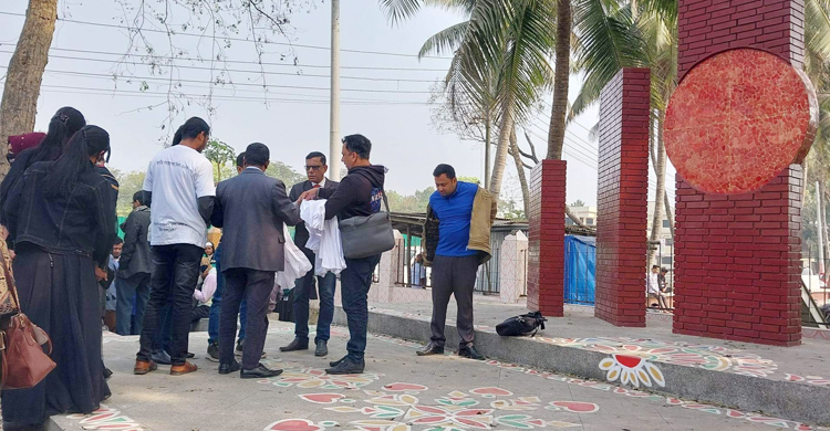 সমাজসেবা দিবসের অনুষ্ঠানে জুতা পায়ে শহীদ মিনারে