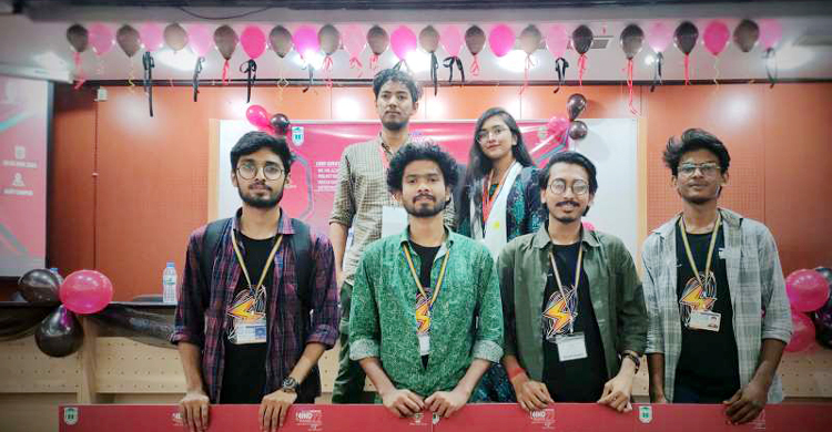 মাইন্ডস্পার্ক প্রতিযোগিতায় দুই বিভাগে চ্যাম্পিয়ন-রানার আপ এআইইউবি