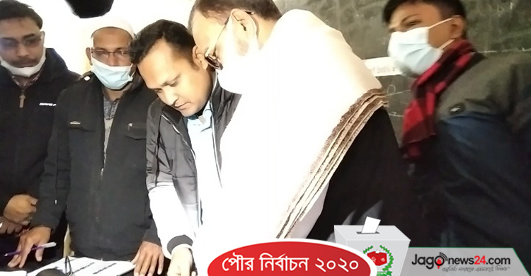 ইভিএমে ভোট দিলেন পরিবেশ মন্ত্রী