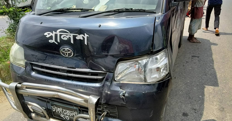 মিরসরাইয়ে দুর্ঘটনার কবলে প্রিজনভ্যান, ৪ পুলিশ সদস্য আহত