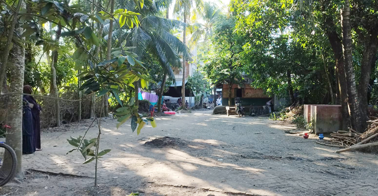 বাড়িতে বাবার মরদেহ রেখে পরীক্ষা কেন্দ্রে তানজিনা