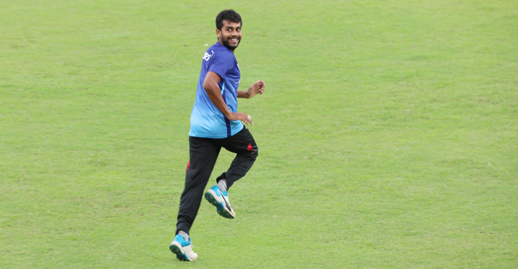 বোলিং করতে এসে নিজের কাছেই অস্বস্তি লাগছে মিরাজের