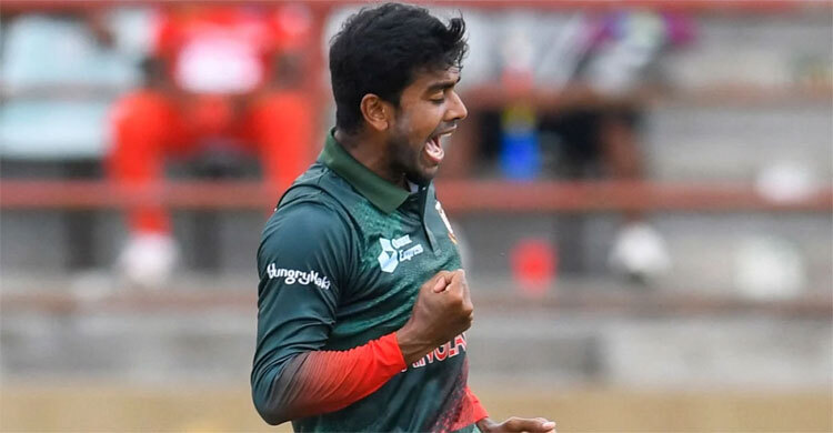 বোলিংয়ে এসেই বাবরকে ফেরালেন মিরাজ