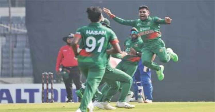 ধাওয়ানকে ফিরিয়ে উদ্বোধনী জুটি ভাঙলেন মিরাজ